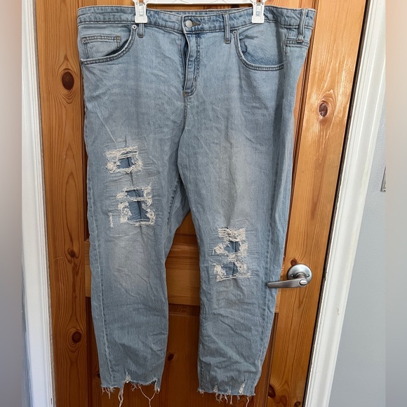 Universal Thread Light Wash Ripped Jeans - Picture 1 of 3